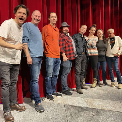Joni Leponiemi, Lasse Sandberg, Ali Ahmaniemi, Jani Koskinen, Ilkka KOivula, SInikka Salminen, Birgitta Putkonen ja Heikki Paavilainen Hämeenlinnan teatterin päänäyttämöllä 6. lokakuuta 2022.
