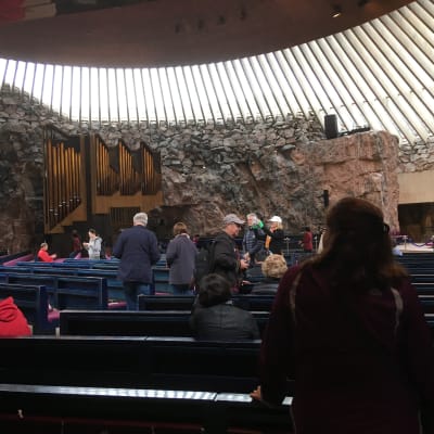 Turister innuti Tempelplatsens kyrka.