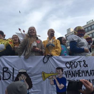 Abiturienter på lastbilsflak firar penkis i Vasa.