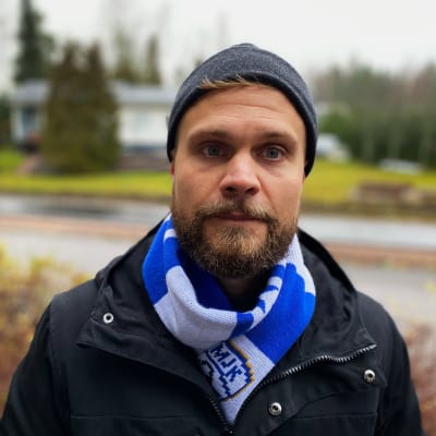 Rasmus Pinomaa fotad i närbild iklädd en landslagshalsduk. 