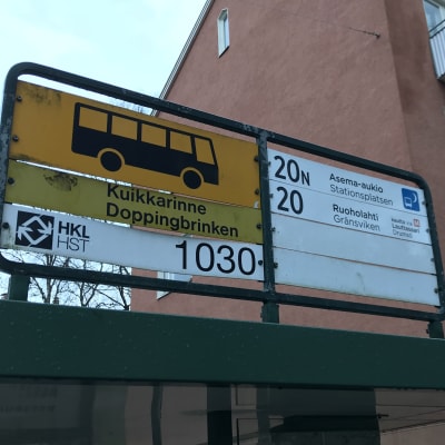 Skylten över Doppingbrinkens busshållplats på Drumsö. 