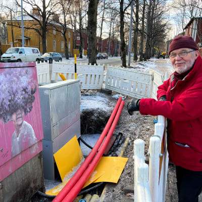 Toivo Koivisto haluaa pelastaa Käpylän Pohjolankadulla sähkökaappiin tehdyn Lemminkäisen äiti -maalauksen kotiinsa.