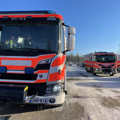 Pelastuslaitoksen paloautoja Peikko Finlandin alueella Lahden Vipusenkadulla.