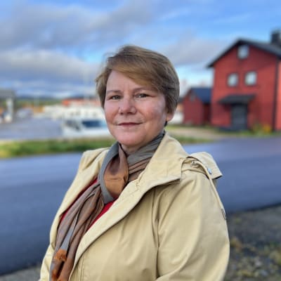 Kanadan suurlähettiläs Jeanette Stovel katsoo kameraan Inarissa vierailullaan Pohjois-Suomessa.