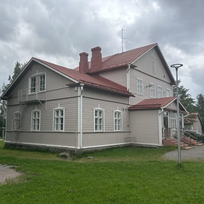 Alvettulan koulurakennus Hauhon Alvettulan kylällä.