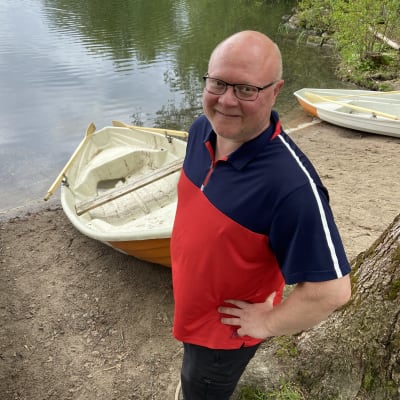 Hämeenlinnan kaupungin metsätalousinsinööri Mika Rantonen seisoo Aulangonjärven rannalla josta voi ottaa kaupunkiveneen käyttöön ilmaiseksi.