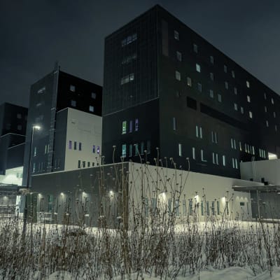 Sairaala Novan takaosa yöllä pimeässä. 