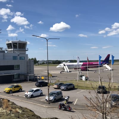 Wizz Airin lentokone seisoo Turun lentokentällä heinäkuussa 2023.