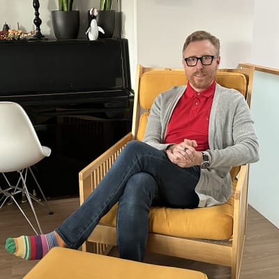 Opetusalan ammattijärjestö OAJ:n koulutuspolitiikan päällikkö Jaakko Salo istuu penkillä pianon edustalla.
