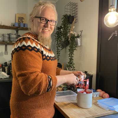 Innokas ruonlaittaja Master Chef -kokkiohjelmassa mukana oleva Olli Ahola-Luttila valmistaa sorbettia omassa keittiössään.