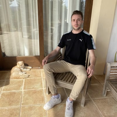 alvaro sitter i en stol på sin patio
