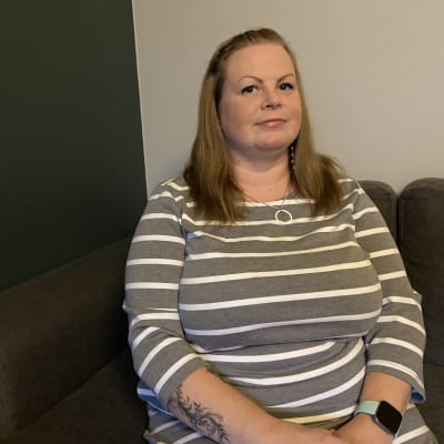 Kuvassa Wolt -lähetti Tia Mynttinen, joka tekee Woltille töitä kevytyrittäjänä ennemmin kuin työntekijänä.