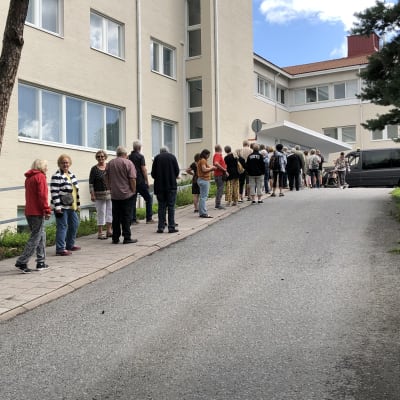70 plussare köar till Åbo hälsostation i Tallbacken för att få den fjärde dosen coronavaccin.