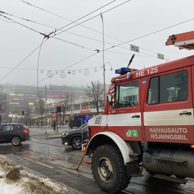 Raivausauto Lasipalatsin edessä.