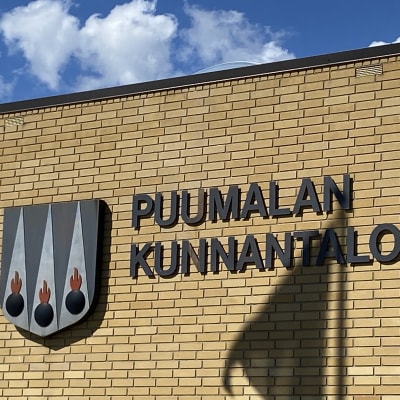 Puumalan kunnantalo lähikuvassa.