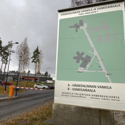 Hämeenlinnan vankilan pääportti ja opastaulu.