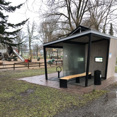 Lekpark och laddningsstation för elcyklar i en park. Stallörsparken i Ekenäs i januari 2023.
