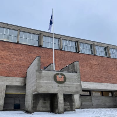 Suomen lippu liehuu Kainuun prikaatin pihamaalla.