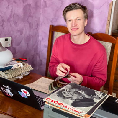 Andriy Boyar selaa lehtiä työpöydän ääressä.