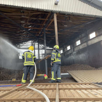 Pelastuslaitos sammuttaa Limingassa lämpövoimalaitoksessa syttynyttä turvepaloa.