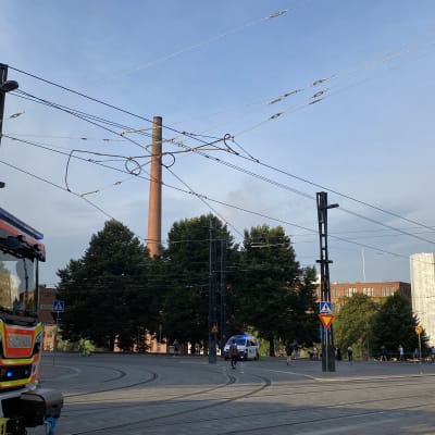 Kuorma-auton lava pudotti Tampereen ratikan ajolangat. Hämeenkadun ja Hatanpään valtatien risteys.
