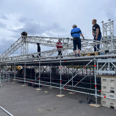 Kainuun musiikkijuhlien lavaa pystytetään 24.8.2022 Kajaanihallin parkkipaikalle.
