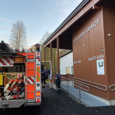 Pirkanmaan pelastuslaitos pumppaa vettä pois.