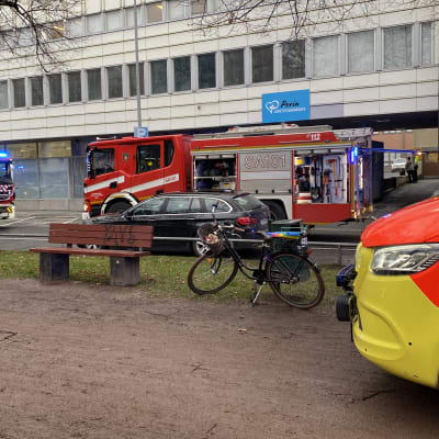 Paloautoja ja ambulanssi tien varrelle kerrostalon edessä Porin keskustassa.