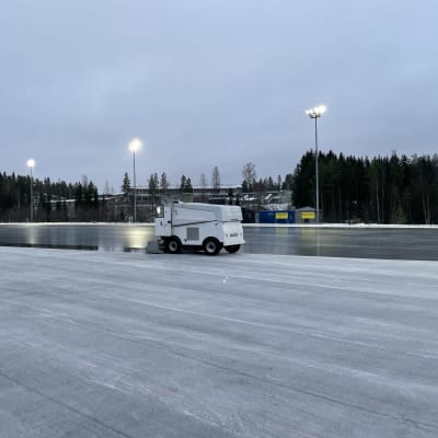 Jääkone ajaa Lippumäen tekojääradalla Kuopiossa.