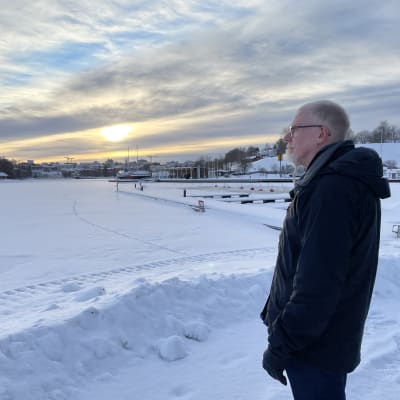 Munuaissairauksien erikoislääkäri Jari Hartman seisoo talvisena päivänä Lappeeenrannan kaupunginlahden rannalla ja katsoo eteenpäin.
