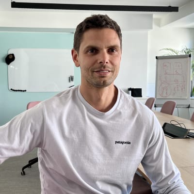 AI-experten Peter Sarlin på företag Silo AI:s kontor i Helsingfors.