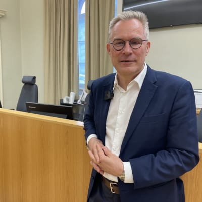 Turun hovioikeuden presidentti Pekka Määttä istuntosalissa tuomarien paikkojen edessä.