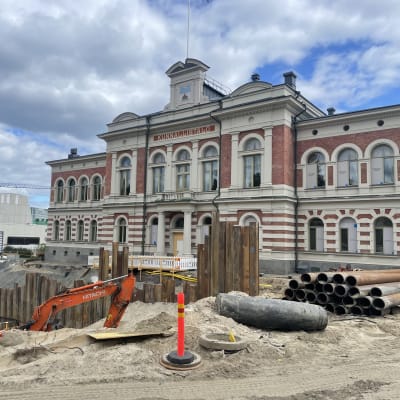 Rakennustyömaa  ja kaivinkoneita Jyväskylän kaupungintalon edessä.