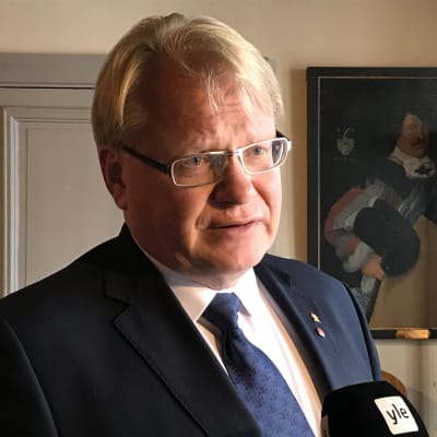 Porträtt på Sveriges försvarsminister Peter Hultqvist.