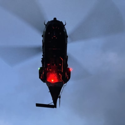 Puolustusvoimien NH90 kuljetuskopteri lentää yli.
