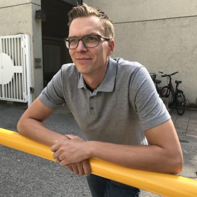 Pekka Heiskanen nojailee aitaan. 