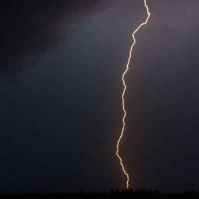 Blixt som slår ner på Bredskär i Molpe.