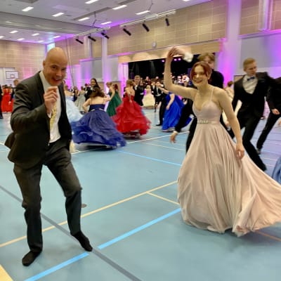 Lahden lukio Gaudian rehtori Jyrki Rosti ja lukiolaiset tanssivat villisti vanhojentansseissa.