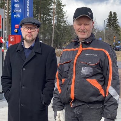 Halsuan talousjohtaja Marko Malvisto ja Halsuan polttoainejakelun hallituksen puheenjohtaja Paavo Hietalahti seisovat uuden tankkauspisteen luona.