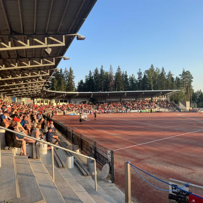 Ukonniemen pesäpallostadionilla yli 2000 ihmistä seurasi Toni Kohosen jäähyväisottelua elokuussa 2022.