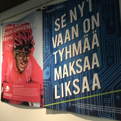 Spektaakkeliakatemian vastamainoksia Anti-festivaalilla 2021