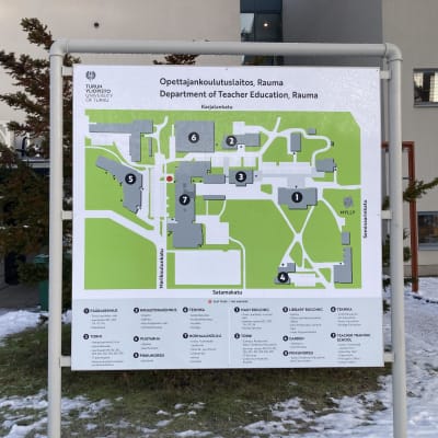 Opettajalaitoksen opaskyltti, jossa kartta eri toimipisteistä Rauman kampuksella.
