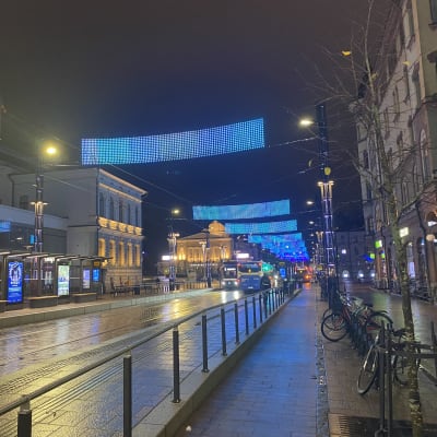 Digitaaliset, siniset valoverkot Tampereen Hämeenkadun yllä. Sininen valo päällä. 