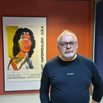 Taidetalo Kulttuuripankkia isännöivä Olli Kuivamäki Oulun Andy Warhol-näyttelyssä.