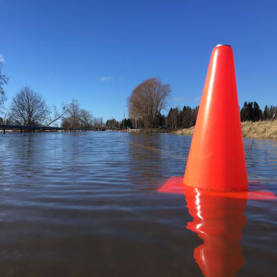 Tulvavesi noussut tielle Kyrönjoella 31.3.2021