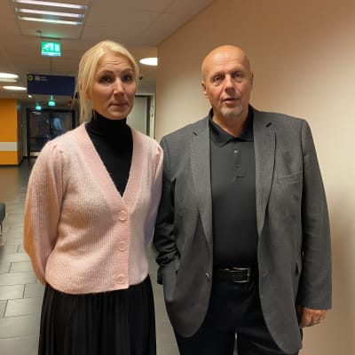 Vaasan sairaanhoitopiirin johtaja Marina Kinnunen ja muutosjohtaja Göran Honga seisovat kameran edessä.