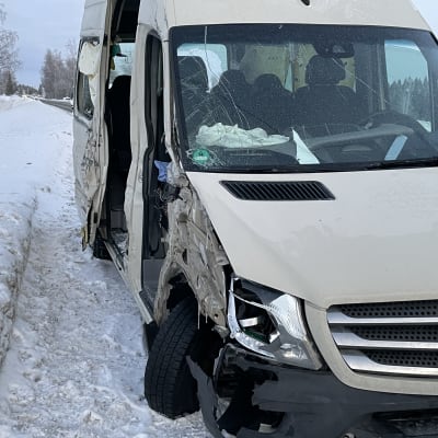 Pakettiauton kylki romuttui liikenneonnettomuudessa Ylä-Savossa. 