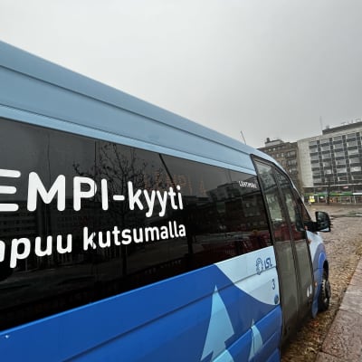 Joukkoliikenteen sininen eauto, jonka tummennetussa ikkunassa lukee "LEMPI-kyyti saapuu kutsumalla".