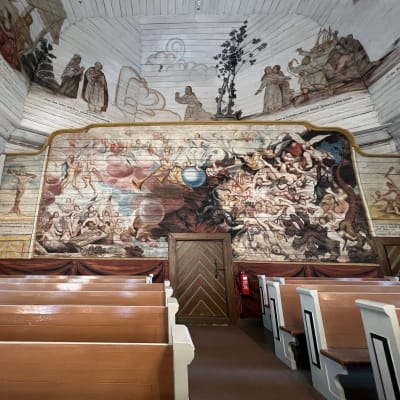 Koristeellinen ja suuri maalaus kirkon seinällä. 