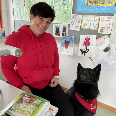 Vuokatin koulun opettaja Marjuska Kilpeläinen koulukoirana työskentelevän koiransa Jokkiksen kanssa.
